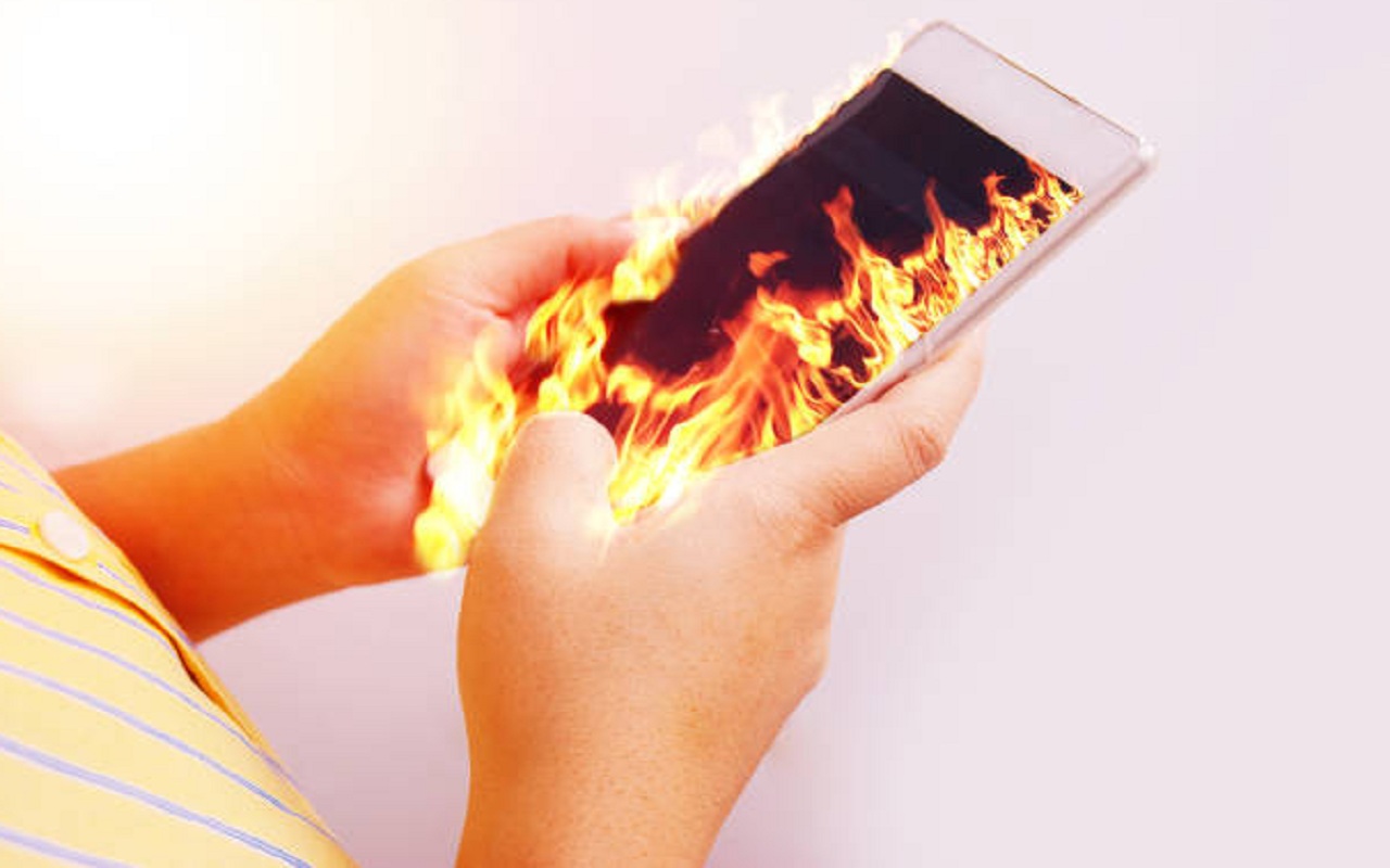 A Class 3rd Girl Dies in Kerala after her mobile phone explodes in Hand: Report